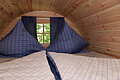 Doppelbett im Campingfass auf dem Campingplatz See Camping Langlau