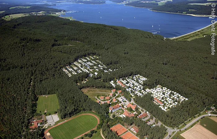 Nur unweit des Brombachsees ist der großzügige Waldcampingplatz Brombach gelegen, der den Gästen zahlreiche Freizeitmöglichkeiten bietet.