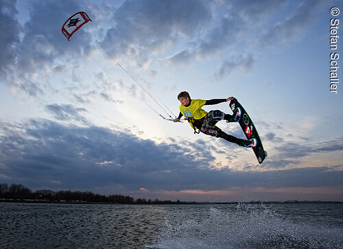 Kitesurfer am Wasser.