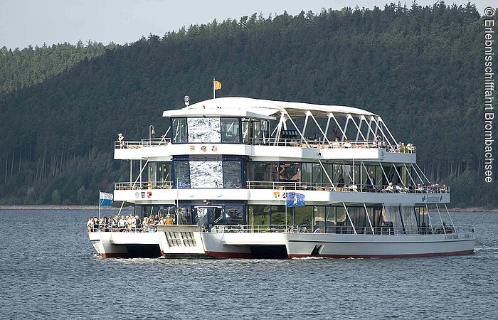 Der barrierefrei zugängliche Ausflugstrimaran MS Brombachsee mitten auf dem Brombachsee