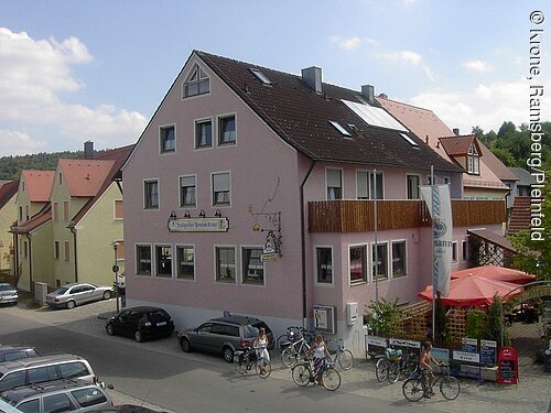Landgasthof "Krone" Außenansicht des in hellem rosa gehaltenen Landgasthofes "Krone" inklusive Biergarten im Pleinfelder Ortsteil Ramsberg am Großen Brombachsee. Der Biergarten befindet sich rechts vom Haus.