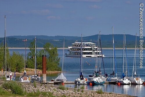 Blick von Absberg-Seespitz auf den Großen Brombachsee, die MS Brombachsee sowie den Absberger Segelhafen