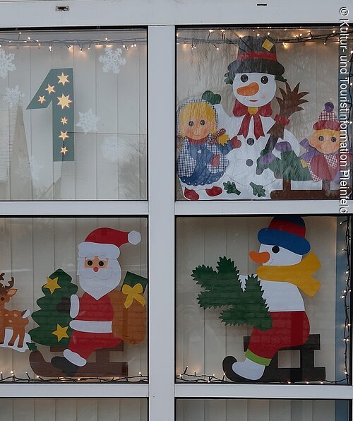 Adventsfenster Das Bild zeigt das Adventsfenster