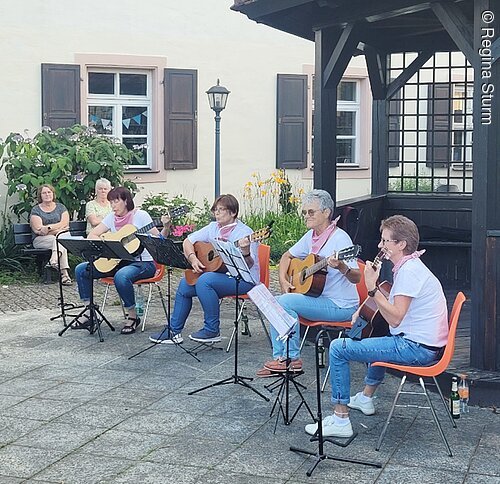 Abendeinstimmung Schlagkräftigen Vier